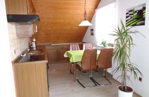 Lauda Apartment | Charmantes Feriendomizil (65qm) mit separatem Eingang und Lesezimmer