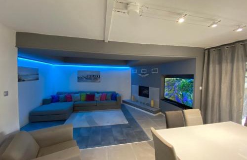 Queyssac Villa | Charme rustique- piscine privée et jardin