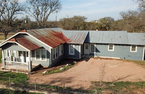 Dripping Springs House | Charmer in Downtown Dripping Springs Ritz on Old Fitz