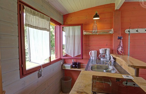 Ambierle Cottage | Charming 24m² Caravan for 4, Terrace, Nature, Fishing, Pet-Friendly