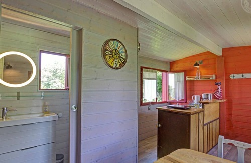 Ambierle Cottage | Charming 24m² Caravan for 4, Terrace, Nature, Fishing, Pet-Friendly