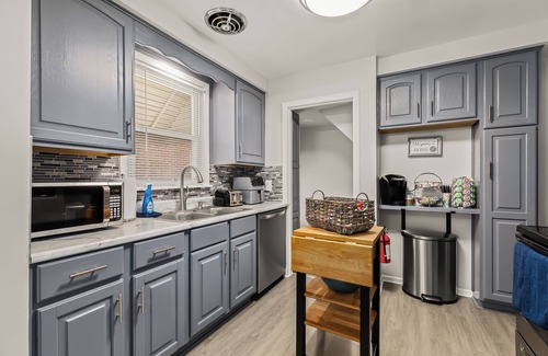 Redford House | Charming 4-bedroom bungalow with WiFi, AC in tranquil Redford Charter Township
