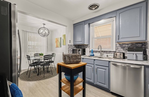 Redford House | Charming 4-bedroom bungalow with WiFi, AC in tranquil Redford Charter Township