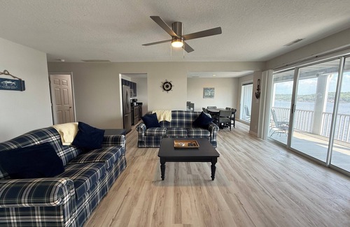 Village of Four Seasons Condo | Charming 3-bedroom, 3 Bathroom Condo on Mile Marker 12 of Lake of the Ozarks.