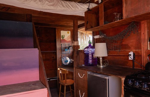 La Fortuna Cabin | Charming 1-bedroom Tiny Home in La Fortuna with WiFi & steps away from the beach