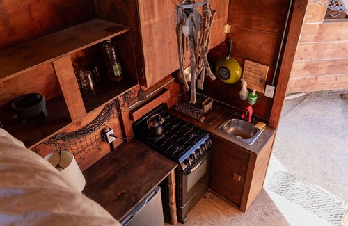La Fortuna Cabin | Charming 1-bedroom Tiny Home in La Fortuna with WiFi & steps away from the beach