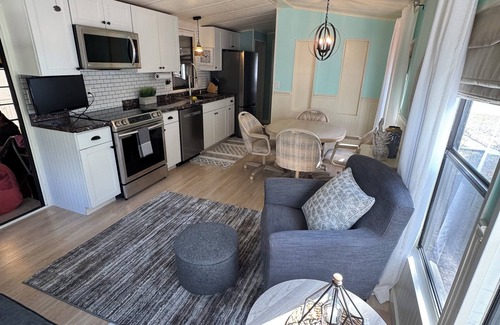 Braden River Cottage | Charming 1 Bed 1 Bath Cottage in wonderful Sun Outdoors Sarasota that sleeps 6.