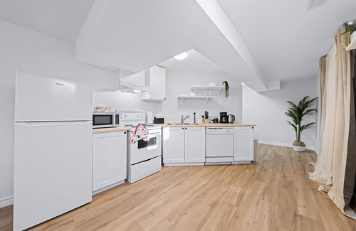 Barrie Apartment | Charming 1-bed basement, WI-fi & Pull Out Sofa