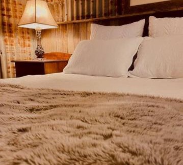 Tenterfield House | Charming 1-Bed Farm Cabin with Wood Fire