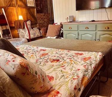Tenterfield House | Charming 1-Bed Farm Cabin with Wood Fire