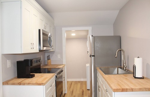 Holiday House | Charming 1-bedroom house with AC, WiFi in enchanting Tarpon Springs