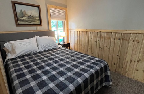 Lake Shore Hotel | Charming 1-bedroom at Gull Lake Motel in welcoming Lake Shore with AC and WiFi
