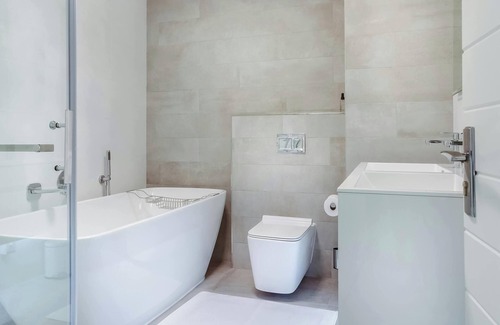 Kathu Apartment | Charming 1-bedroom apartment in quaint ตำบล กะทู้ with WiFi, AC