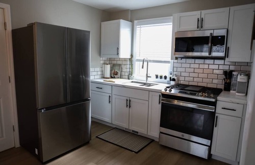 Royal Oak Apartment | Charming 1-bedroom apartment in Royal Oak with AC, WiFi