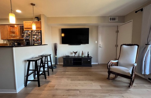 Glenview Apartment | Charming 1-bedroom apartment with WiFi, AC in Glenview, great school district