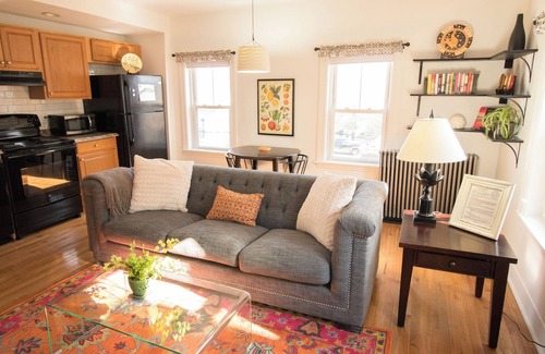 Valley Street Apartment | Charming 1-bedroom apartment with AC, WiFi in excellent Portland