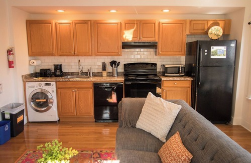 Valley Street Apartment | Charming 1-bedroom apartment with AC, WiFi in excellent Portland