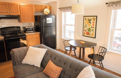 Valley Street Apartment | Charming 1-bedroom apartment with AC, WiFi in excellent Portland