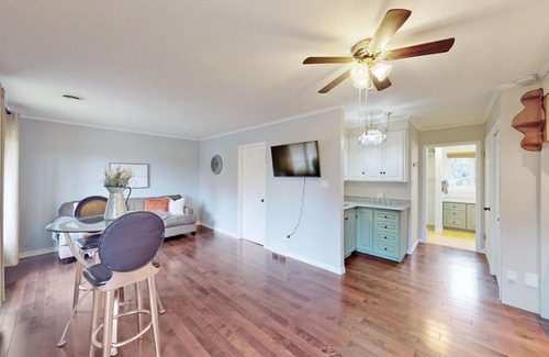 Breslau House | Charming 1 Bedroom Apartment Overlooking Garden