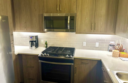 Irvine Business Complex Apartment | Charming 1-bedroom apartment in Irvine with pool, fitness room, close to shops.