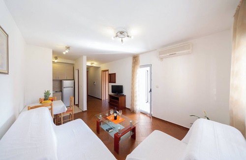 Budva Apartment | Charming 1-bedroom apartment with Balcony minutes away from the beach No. 2