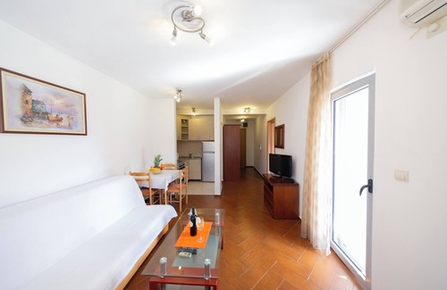 Budva Apartment | Charming 1-bedroom apartment with Balcony minutes away from the beach No. 2
