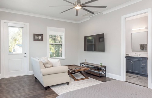 New Suburb Beautiful Apartment | Charming 1-bedroom apartment in excellent quiet South Tampa NeighborhoodAC, WiFi