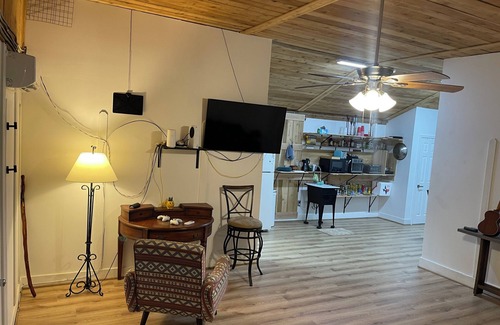 Brookshire House | Charming 1-bedroom building with WiFi, AC in welcoming Brookshire