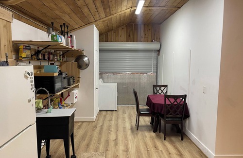 Brookshire House | Charming 1-bedroom building with WiFi, AC in welcoming Brookshire