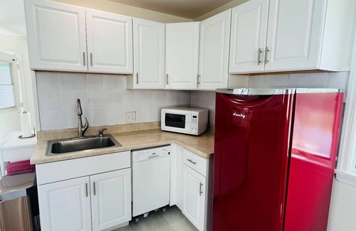Fairfield Cottage | Charming 1 bedroom cottage with water view, beach access, WiFi & AC in Fairfield