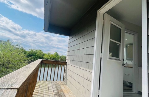 Fairfield Cottage | Charming 1 bedroom cottage with water view, beach access, WiFi & AC in Fairfield
