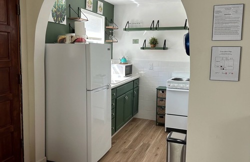 Temple House | Charming 1-bedroom Cottage with WiFi and AC in peaceful Temple