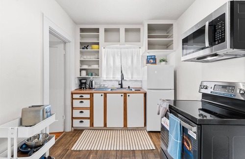 Piedmont House | Charming 1-bedroom duplex with WiFi, AC Fenced Backyard - Extended Stay Welcome