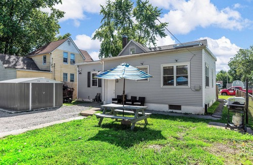 Belleville Apartment | Charming 1-bedroom Hideout in Belleville with WiFi, AC