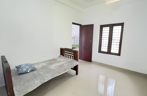 Quilandi House | Charming 1-bedroom house in Koyilandy with WiFi access