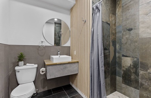 Quartier des Spectacles Hotel | Charming 1 bedroom Hotel in Montreal- AAA LOCATION
