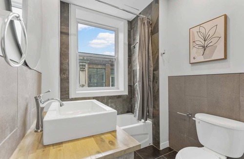 Quartier des Spectacles Hotel | Charming 1 bedroom Hotel in Montreal- AAA LOCATION