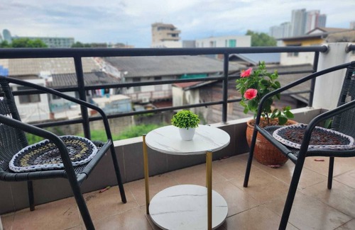 Bang Kho Laem House | Charming 1-bedroom house with fitness room and AC in awesome Bangkok