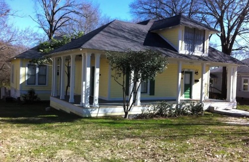 Mineola House | Charming 1-bedroom house in Historic Mineola, short walk to town