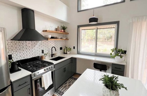 Old Farm District House | Charming 1-bedroom house in amazing Bend with AC