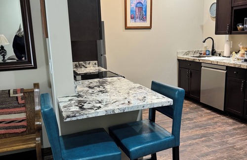 Peoria Cottage | Charming 1-bedroom QT Cottage with AC, WiFi near 1 mile P83, Arrowhead Mall