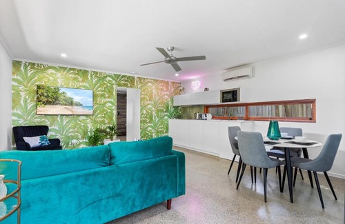 Tewantin House | Charming 1-Bedroom Tropical Haven with a Backyard