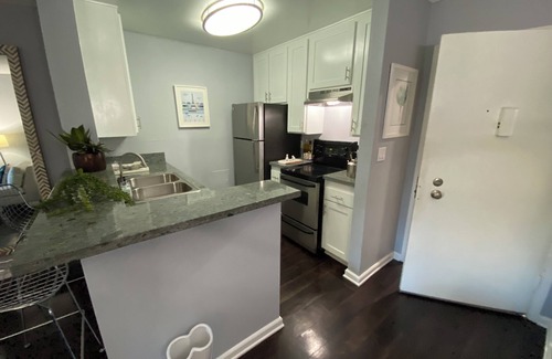 Wilshire Apartment | Charming 1-bedroom apartment in superb Los Angeles with Pool, WiFi