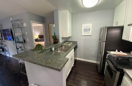 Wilshire Apartment | Charming 1-bedroom apartment in superb Los Angeles with Pool, WiFi