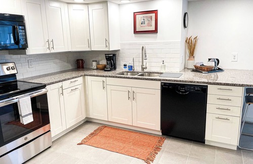 Independence Apartment | Charming 1-bedroom Lakefront Oasis on Independence