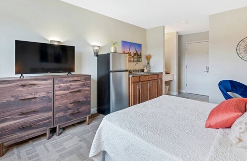 New Florence Hotel | Charming 1-Bedroom Hotel off I-70 & New Florence
