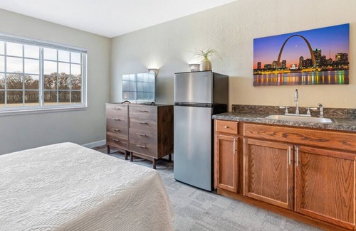 New Florence Hotel | Charming 1-Bedroom Hotel off I-70 & New Florence