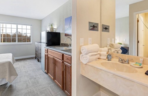 New Florence Hotel | Charming 1-Bedroom Hotel off I-70 & New Florence