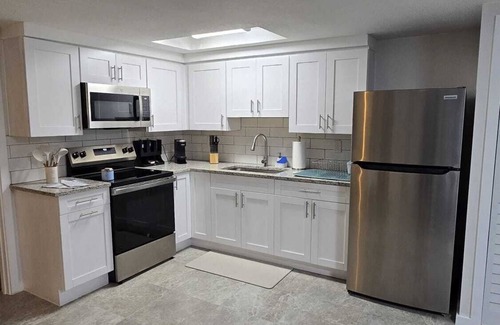 Port Richey House | Charming 1-bedroom house, full kitchen, and washer-dryer machine in Port Richey.