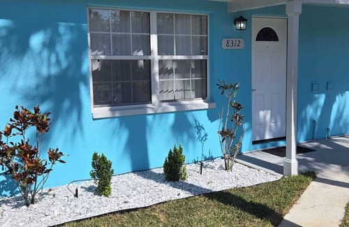 Port Richey House | Charming 1-bedroom house, full kitchen, and washer-dryer machine in Port Richey.